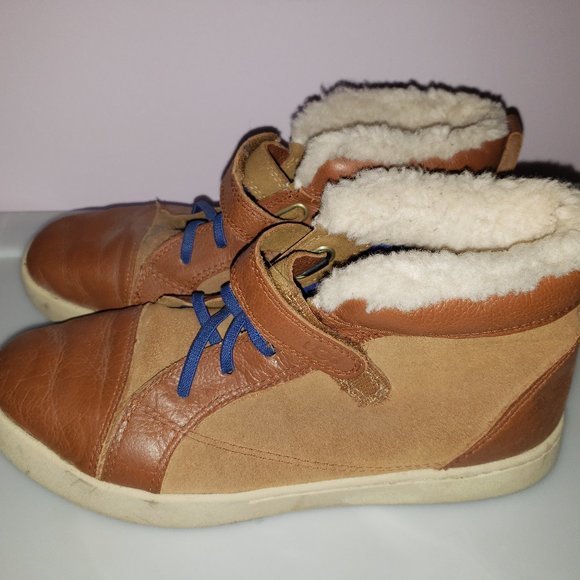 UGG Youth Chestnut Brown Leather/Suede Chukka Boot Boy's Size 8.5 - Pre-Owned - Picture 1 of 7